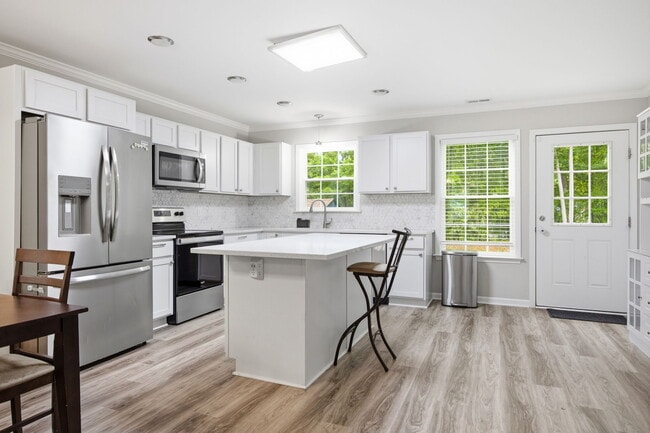 Photo - 2948 Lashmit Dr