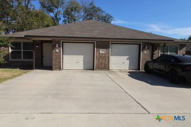 Building Photo - 911 Brookview Dr Unit B