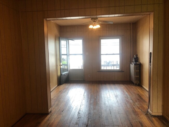 Área de estar delantera - 1221 W Walnut St