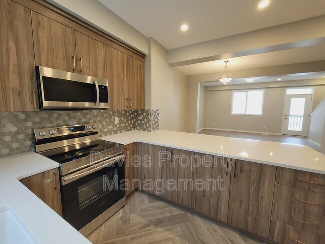 Photo - 2072 Wonnacott Way SW