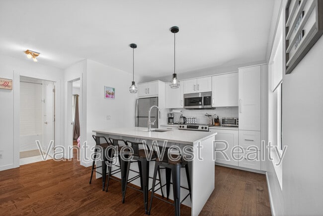 3-3859 Carrall Rd