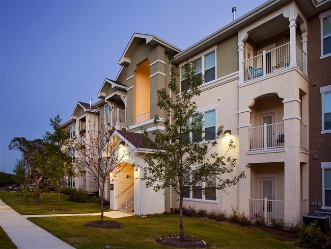 Photo - Encino Pointe Apartments