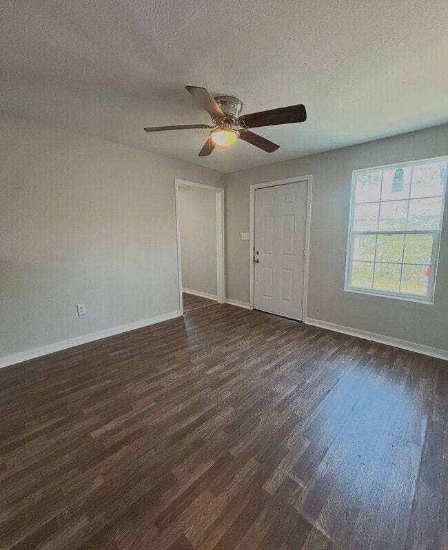 Photo - 727 W 6th St