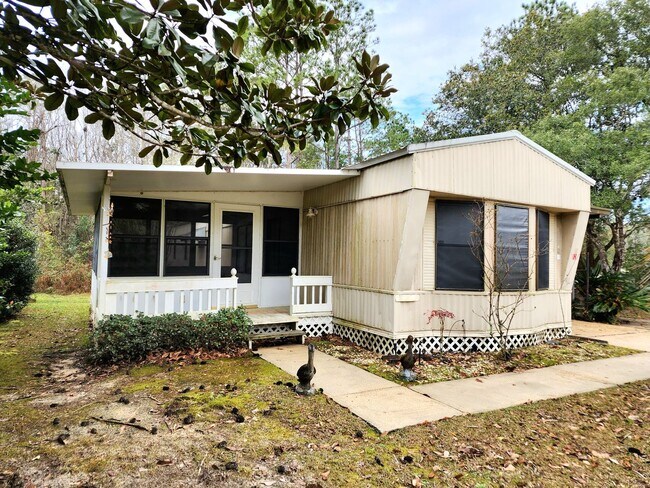 2/2 in Elberta with large sunroom! - 2/2 in Elberta with large sunroom! House