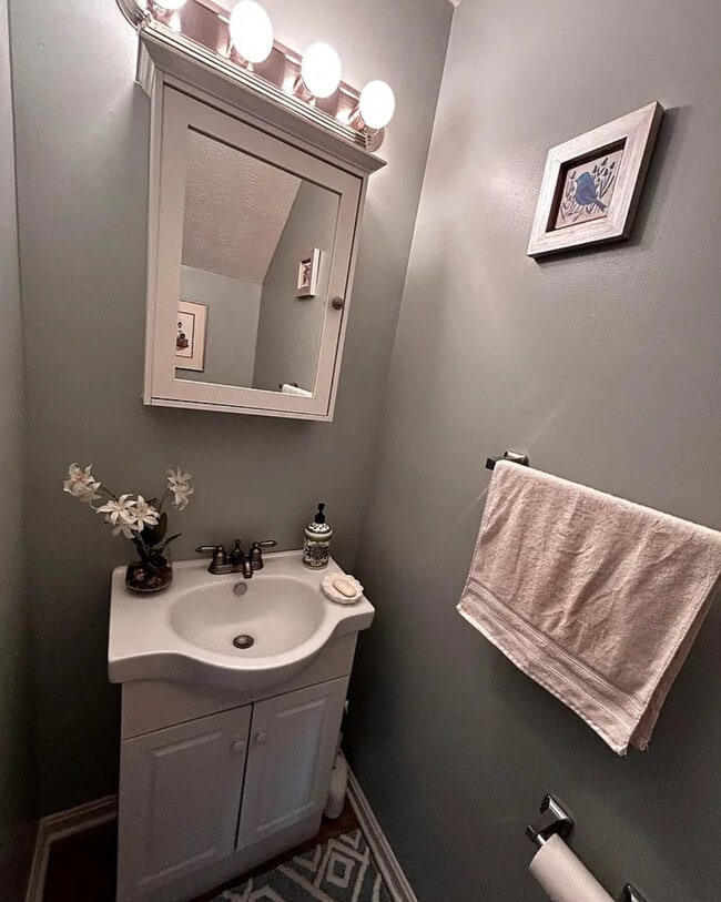 Photo - 102 Warren Cir