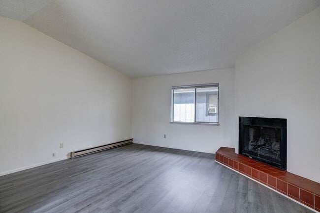 Photo - 2 Bed, 1 Bath Apartment in Downtown Prescott! Unit D