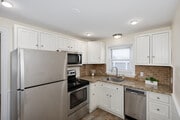 2BR, 1BA - 581SF - Kitchen