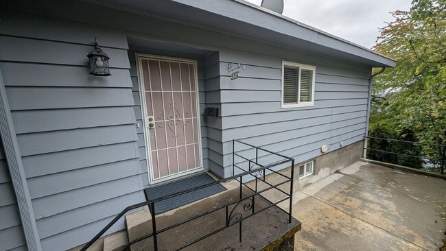 Building Photo - 326-334 SW Hamilton St. Unit 334