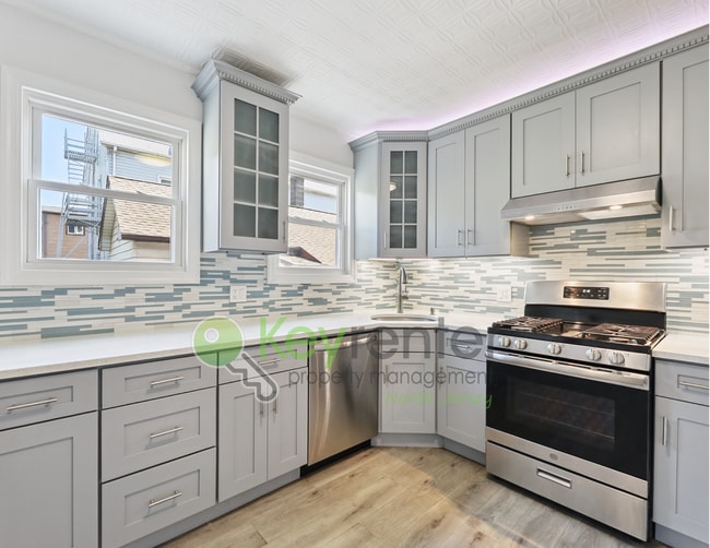 Building Photo - No Broker Fee! Spacious 3-Bed, 2-Bath Apar...