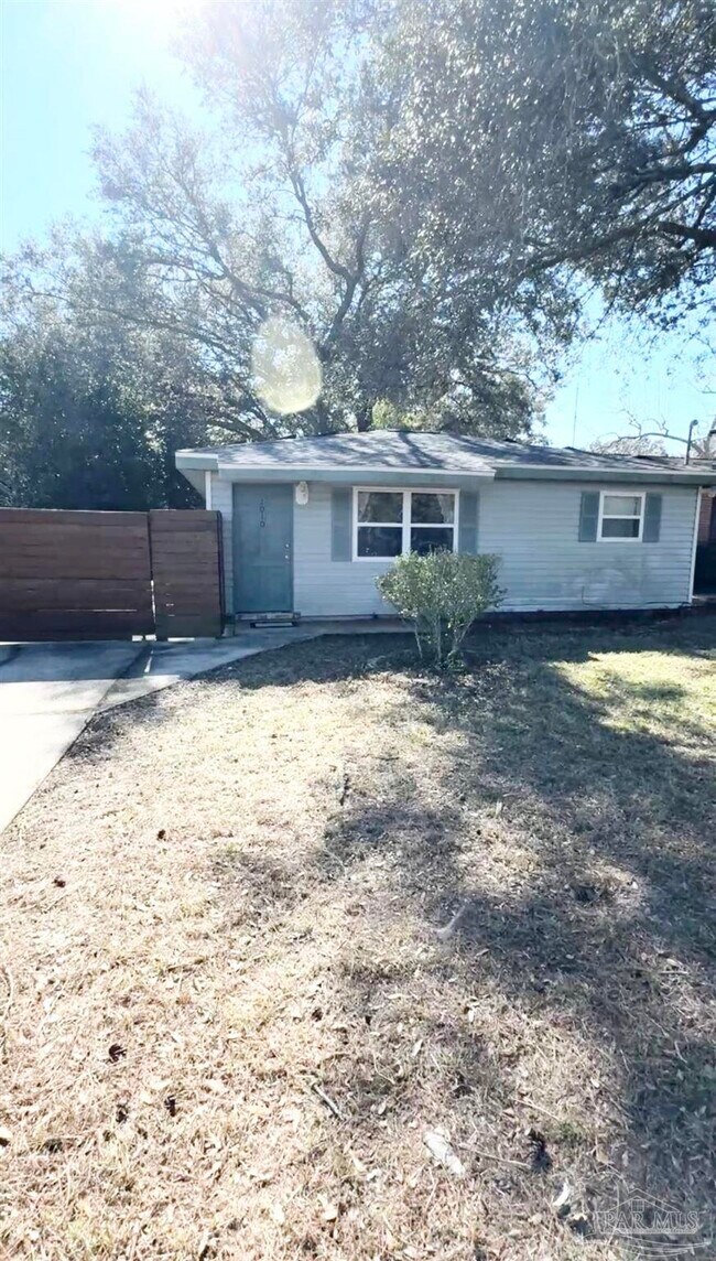 Photo - 1010 Hawthorn Dr