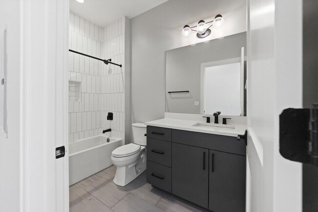 Photo - 1051 W Cornelia Ave Unit 402