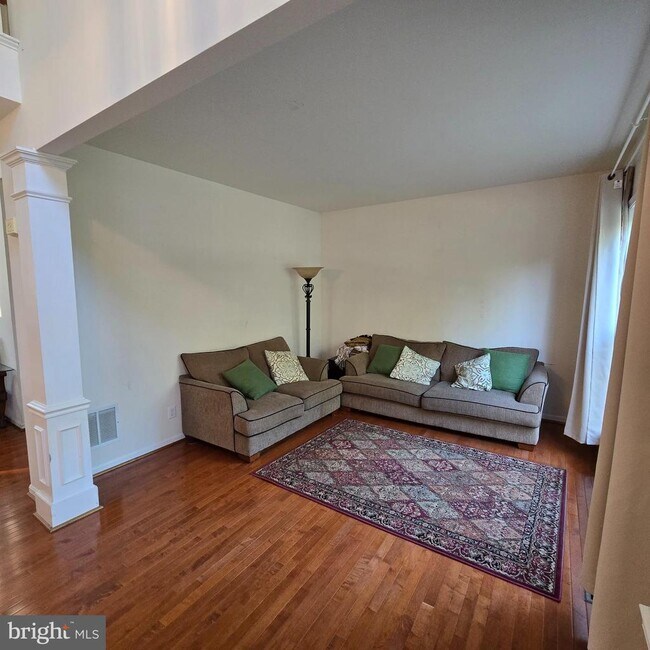 Photo - 15 Eastwick Dr