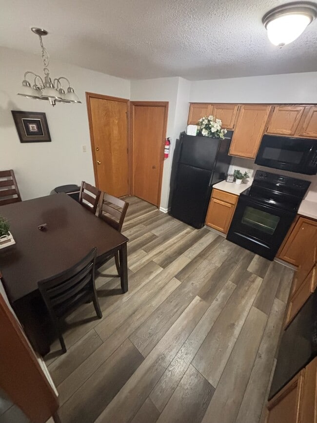 Photo - 910 Alma Dr