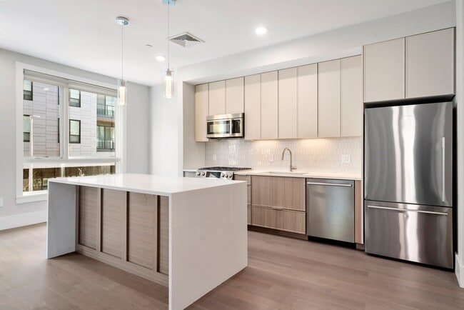 Building Photo - 3193 Washington St Unit 305