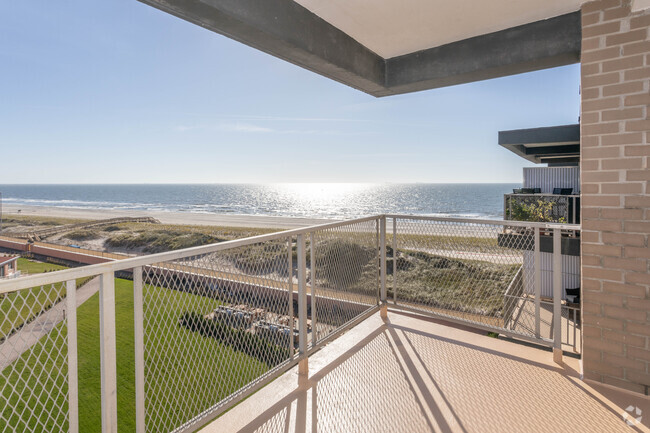 Interior Photo - Executive Towers At Lido Rental