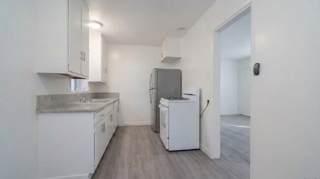 Building Photo - 1127 W 111th St Unit A