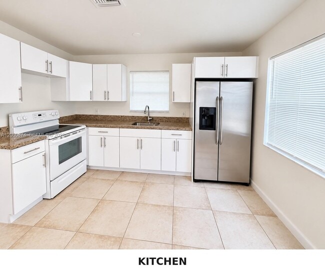 Building Photo - 4073 SW 52nd St Unit s