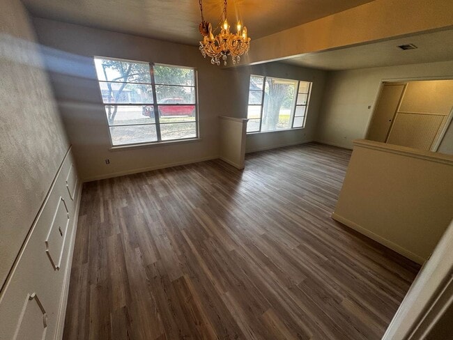 Photo - 4 Bedroom 3 Bathroom Ready To Rent!