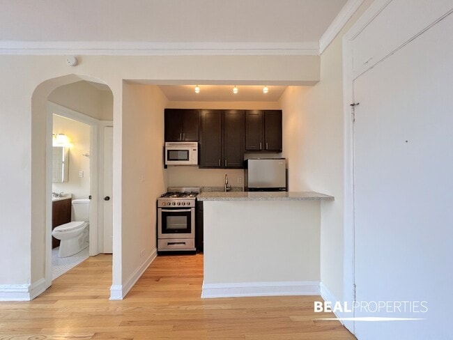 4614 N Paulina