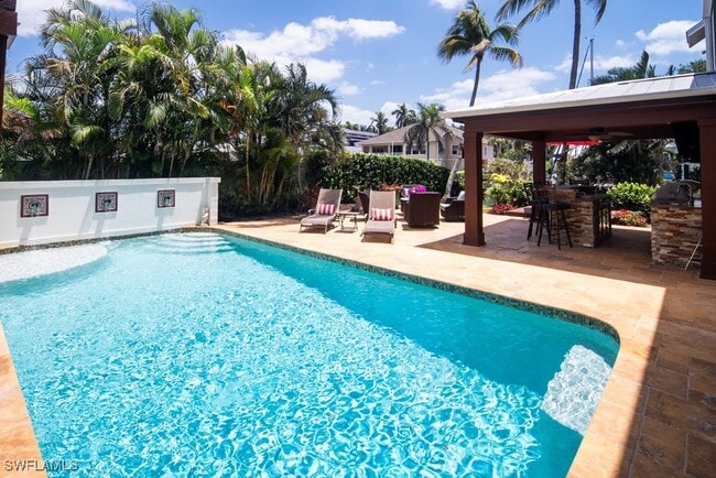 Building Photo - 374 14th Ave S