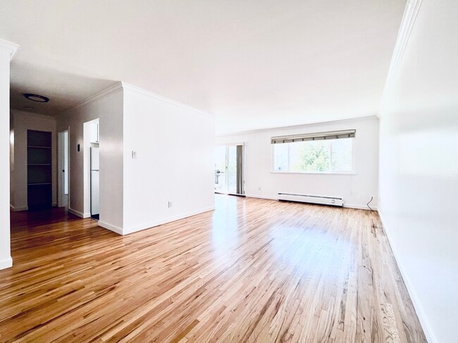 Photo - Peaceful Living in Willingdon Heights Unité 205