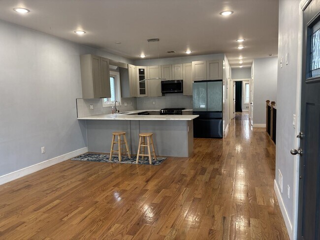 Building Photo - 251 Manhattan Ave Unit 1