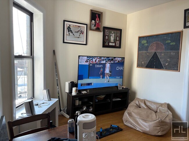 Photo - East 12th Street Unidad 74