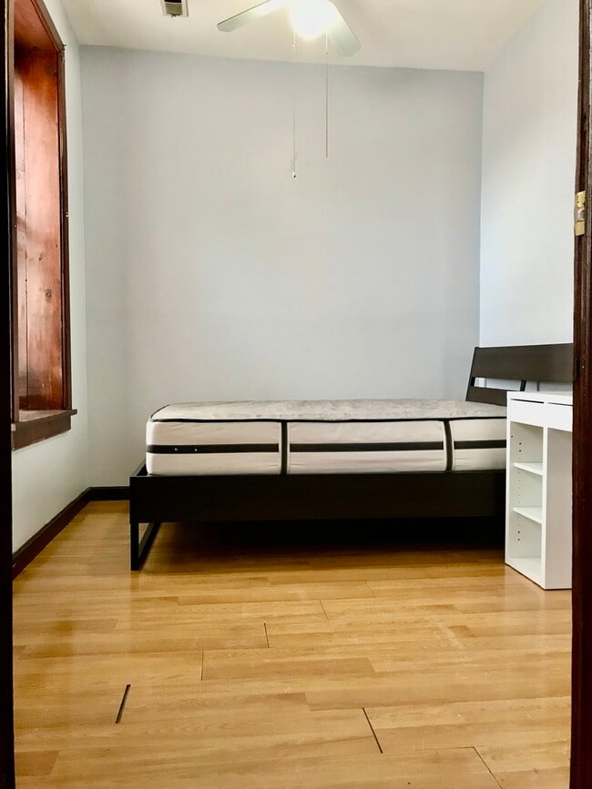 Photo - 940 W 31st Pl