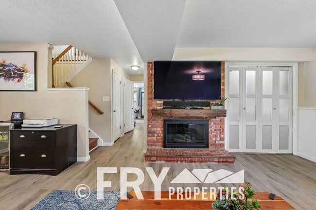 Photo - 6459 Brentwood St