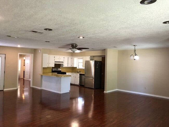 Building Photo - 3/2 in Forest Hills Neighborhood. Rental