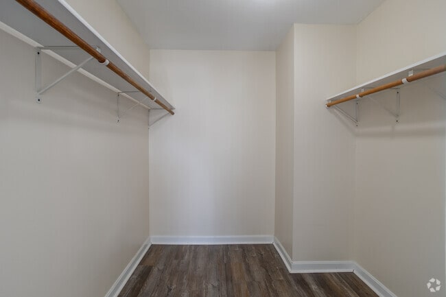 2BR, 1BA - 1,000SF - Walk-in Closet