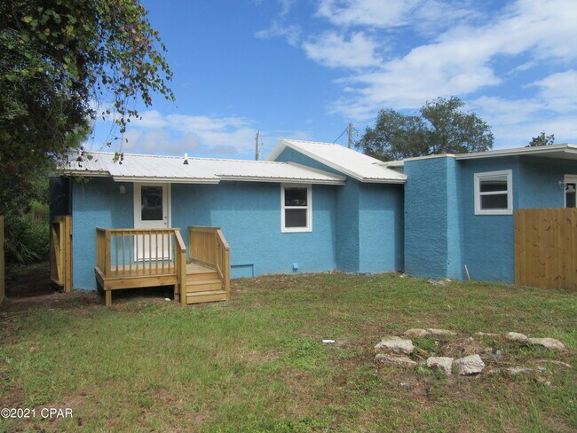 Photo - 9809 Clarence St