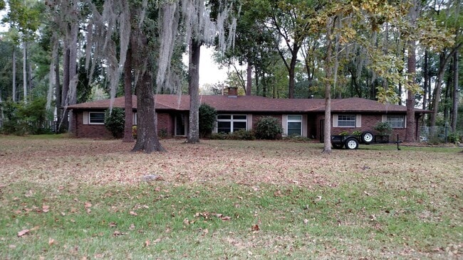 Building Photo - Beautiful 4/2.5 home in quiet neighborhood