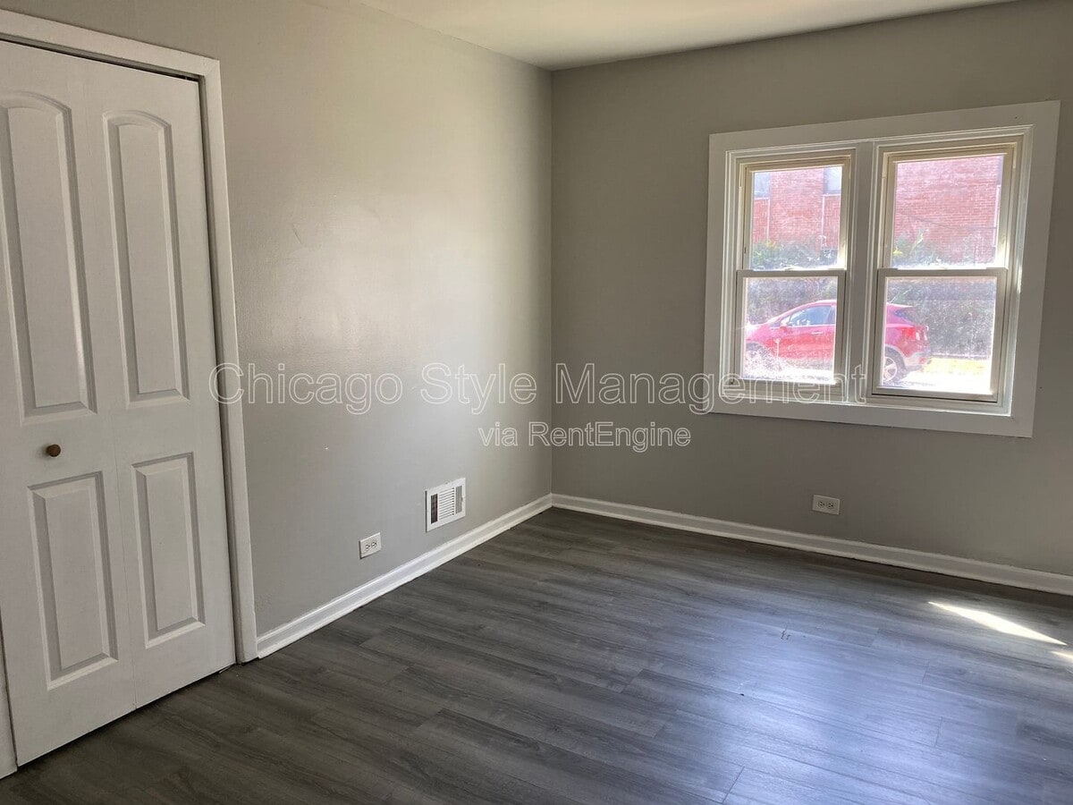 Photo - 725 Sibley Blvd