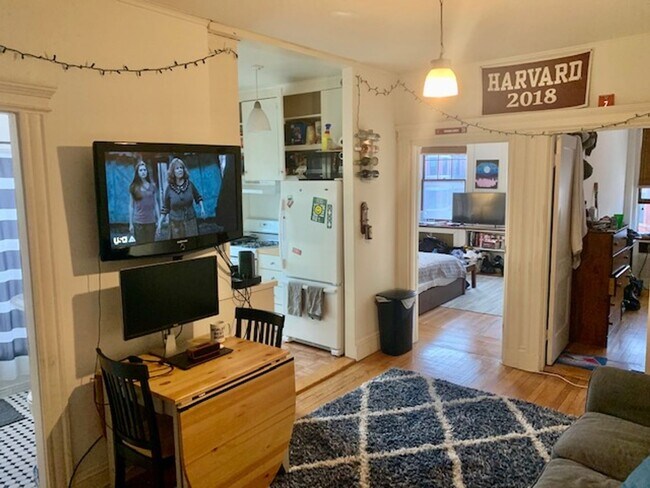 Bright & Spacious 3-Bedroom on Newbury Str... - Bright & Spacious 3-Bedroom on Newbury Str... Condo