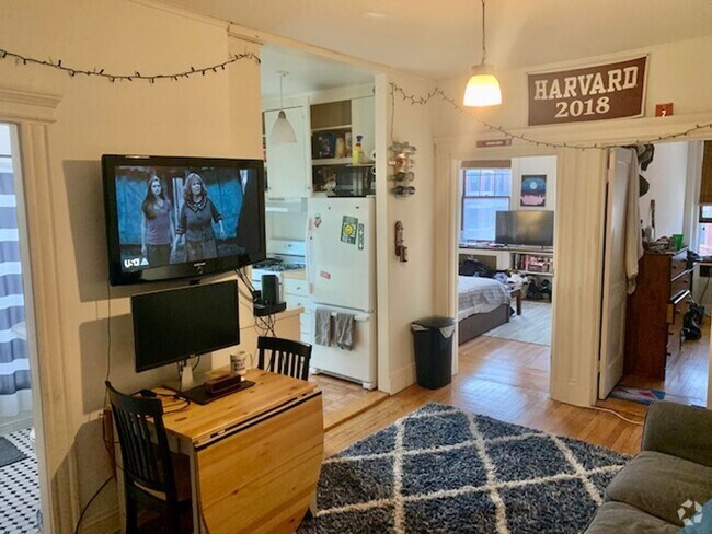 Building Photo - Bright & Spacious 3-Bedroom on Newbury Str... Rental