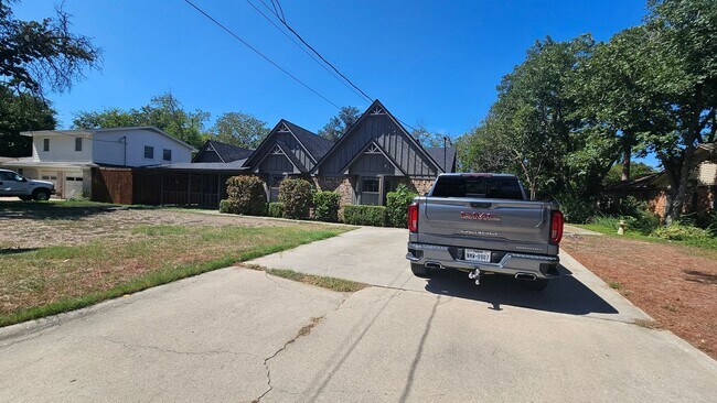 Photo - 1700 Kendolph Dr Unit 1