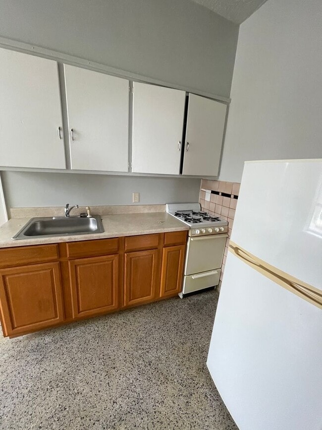Photo - Large one room efficiency with large kitchen Unit Apart #35