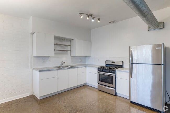 2BR, 2BA - 910SF - Kitchen - U Apartments @ Melrose