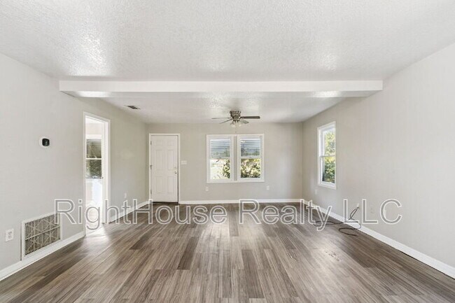 Photo - 40542 W 3rd Ave
