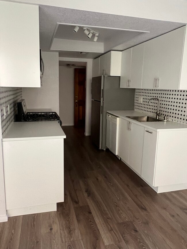 Kitchen - 400 N Sunrise Way Unit # 150