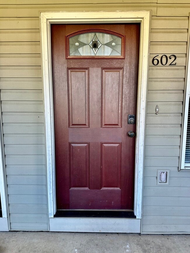 Building Photo - 602 Twin Oaks