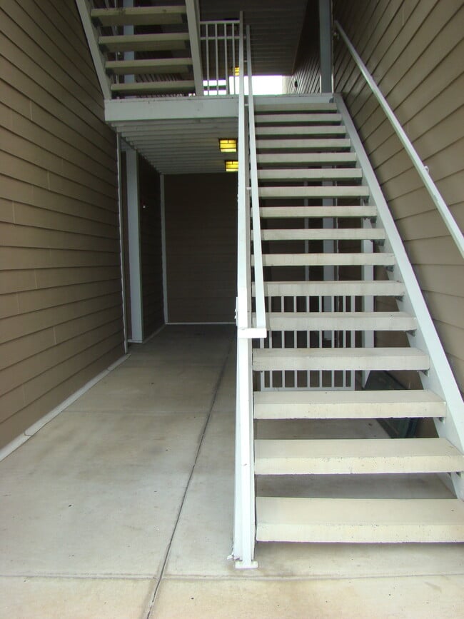Escaleras a la entrada - 8401 Callabee Way Unidad D1