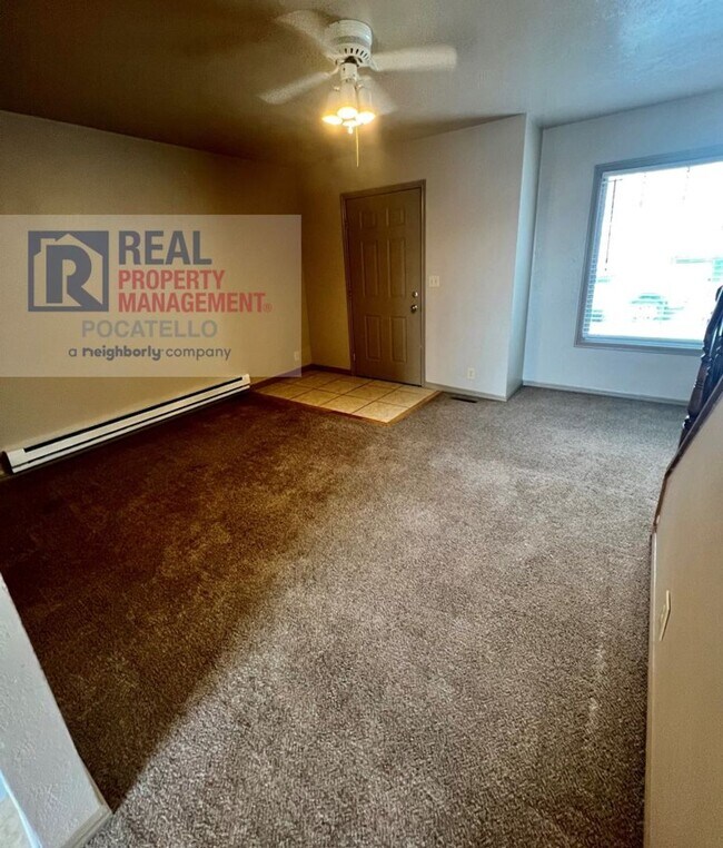 Photo - 3 bed 1.5 Bath Duplex - 1 Car Garage