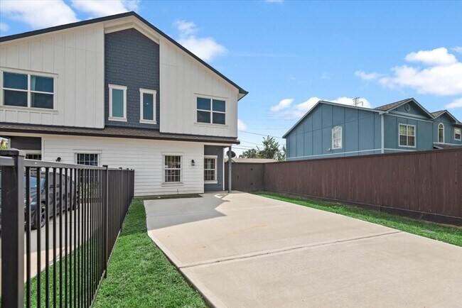 Photo - 2002 Lynnfield St