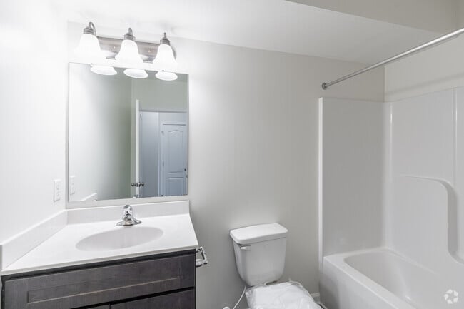 2BR, 2BA - 973SF - Primary Bathroom