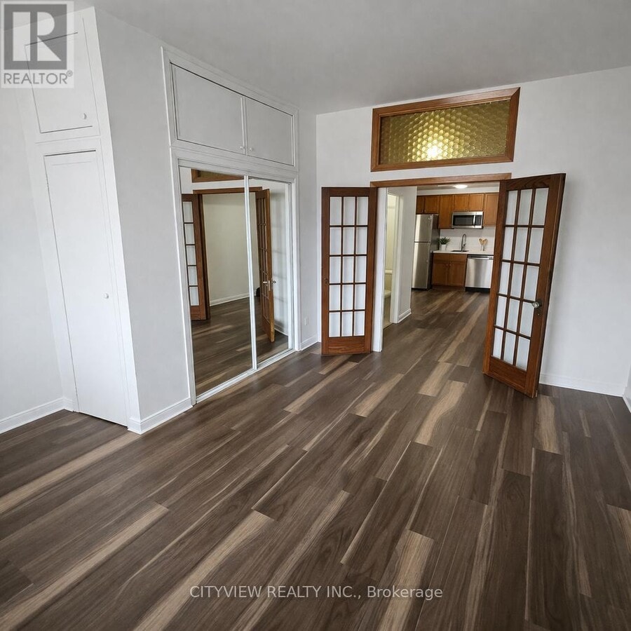 Photo - 381 Dundas St E