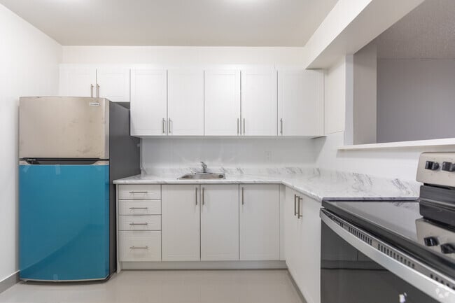 2BR, 1BA - 906SF - Kitchen - Robin Hood