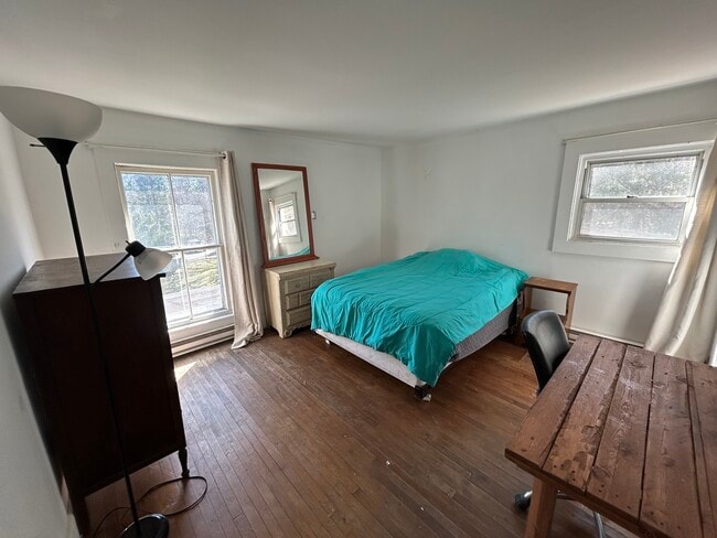 Building Photo - 19 Cary Rd Unit Molly Ringwald Room SW