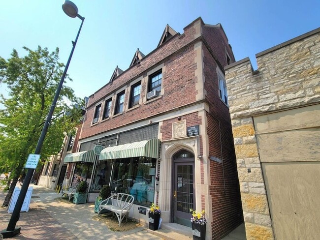 Building Photo - 733 Elm